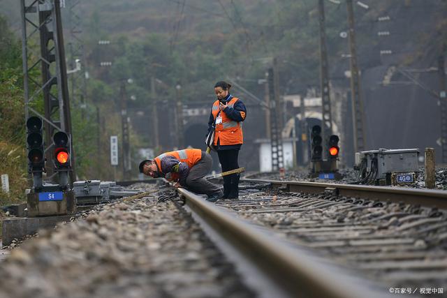 爱游戏在线登录入口-包含逆境中的坚守：车手面对挑战的故事的词条