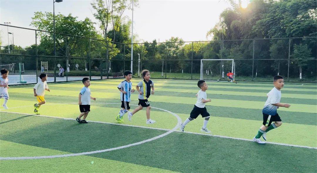 球场迷你足球嘉年华,快乐运动每一天的简单介绍 球场迷你足球嘉年华,快乐运动每一天的简单介绍