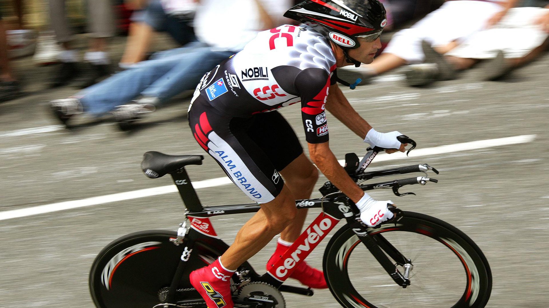 体育竞技场面激烈紧张，观众眼前一亮，竞技体育下一句