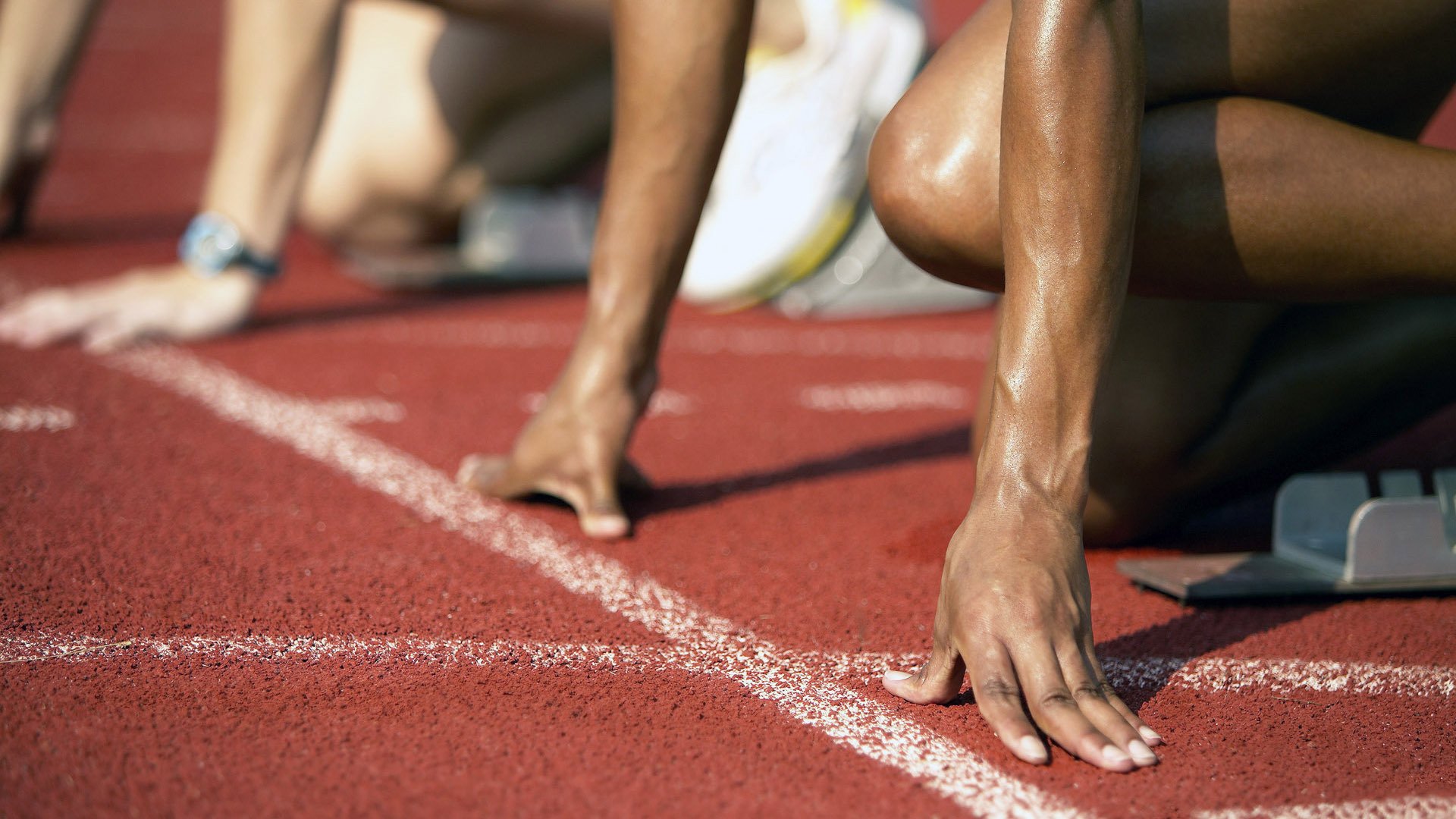 爱游戏娱乐-约翰·恩多耶-布鲁阿尔后程加速力压群雄，约翰布鲁纳